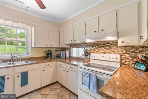 Kitchen - 13905 Manor Rd, Baldwin, MD 21013 photo 2 of 3