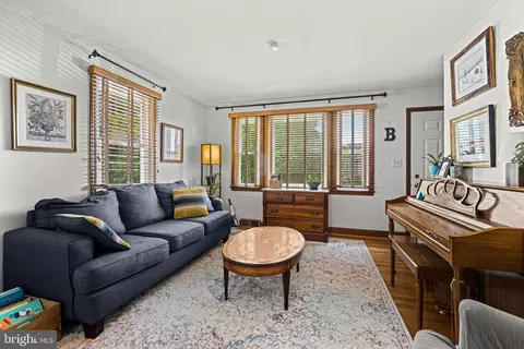 Living - 1813 Park Ave, Halethorpe, MD 21227 photo 1 of 2