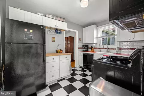 Kitchen - 1813 Park Ave, Halethorpe, MD 21227 photo 3 of 4