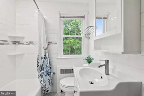 Bath - 23 Dunkirk Rd, Baltimore, MD 21212 photo 2 of 3