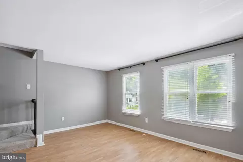 Living - 1116 Ingate Rd #1116, Halethorpe, MD 21227 photo 3 of 5