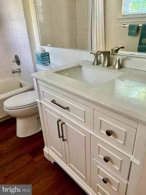 Bath - 2201 I Falls Gable Ln #I, Baltimore, MD 21209 photo 1 of 2
