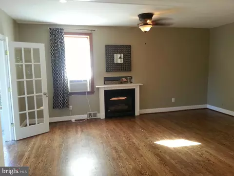 Living - 736 Overbrook Rd, Baltimore, MD 21212 photo 4 of 8