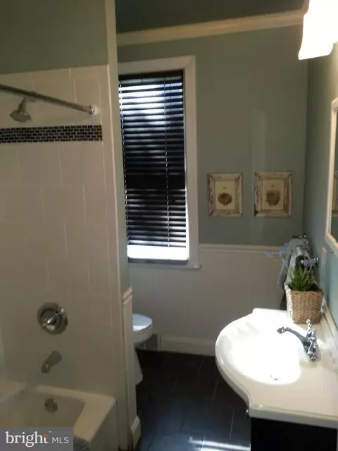 Bath - 736 Overbrook Rd, Baltimore, MD 21212 photo 2 of 4