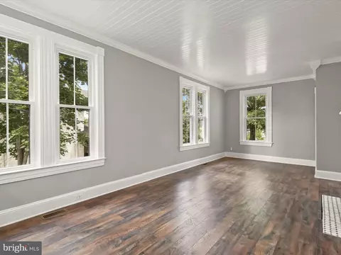 Living - 4501 Poplar Ave, Halethorpe, MD 21227 photo 4 of 5
