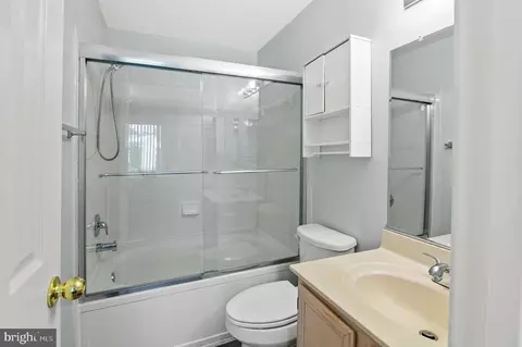 Bath - 2320 Falls Gable Ln #J, Baltimore, MD 21209 photo 1 of 2