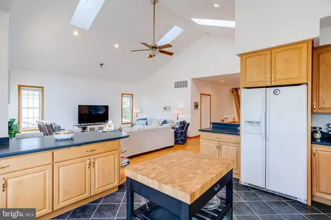 Kitchen - 3733 Clarks Point Rd, Middle River, MD 21220 photo 5 of 10