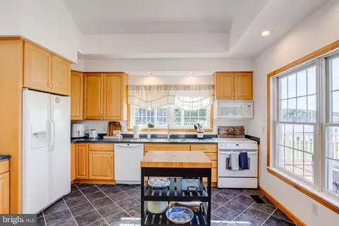Kitchen - 3733 Clarks Point Rd, Middle River, MD 21220 photo 6 of 10