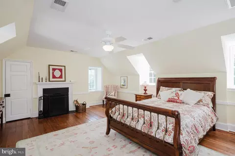 Bedroom - 12605 Dulaney Valley Rd, Phoenix, MD 21131 photo 8 of 12