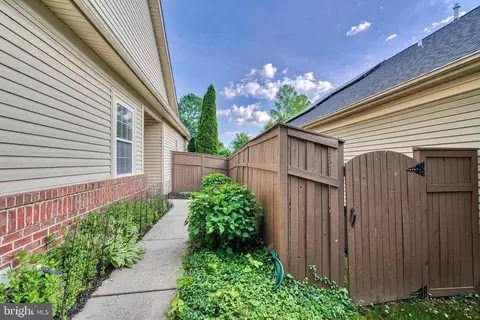 Exterior - 25 Stone Pine Ct, Pikesville, MD 21208 photo 4 of 10