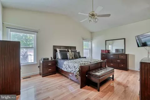 Bedroom - 25 Stone Pine Ct, Pikesville, MD 21208 photo 5 of 7