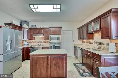 Kitchen - 25 Stone Pine Ct, Pikesville, MD 21208 photo 2 of 5