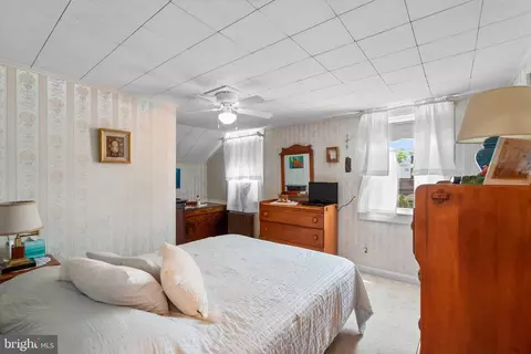 Bedroom - 5576 Ashbourne Rd, Halethorpe, MD 21227 photo 3 of 8
