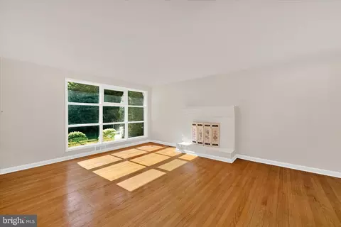 Living - 6754 Glenkirk Rd, Baltimore, MD 21239 photo 2 of 5