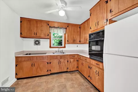 Kitchen - 6754 Glenkirk Rd, Baltimore, MD 21239 photo 2 of 3