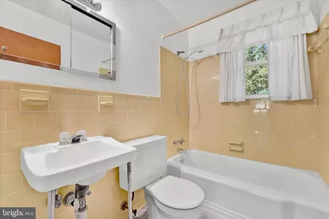 Bath - 6754 Glenkirk Rd, Baltimore, MD 21239 photo 1 of 2
