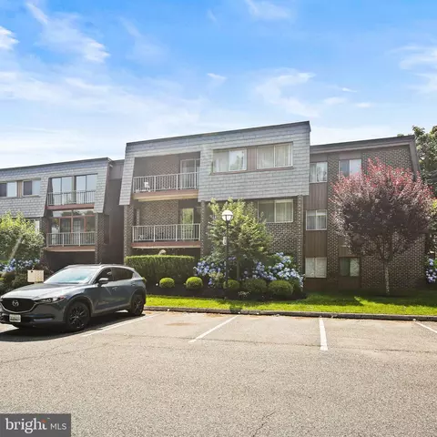 8 Stonehenge Cir #12, Pikesville, MD 21208