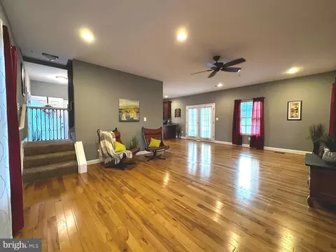 Living - 1907 A Halethorpe Ave, Halethorpe, MD 21227 photo 4 of 6