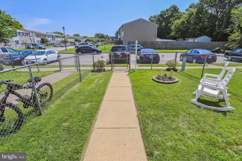 52 Holcumb Ct, Middle River, MD 21220 photo 2