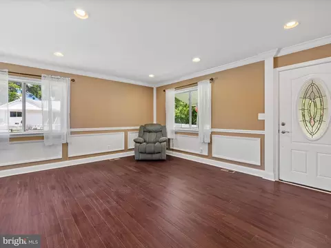 Living - 1300 Wilson Point Rd, Middle River, MD 21220 photo 2 of 6