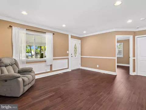 Living - 1300 Wilson Point Rd, Middle River, MD 21220 photo 4 of 6