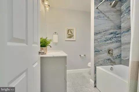 Bath - 7905 Langdon Ln, Baltimore, MD 21206 photo 3 of 7