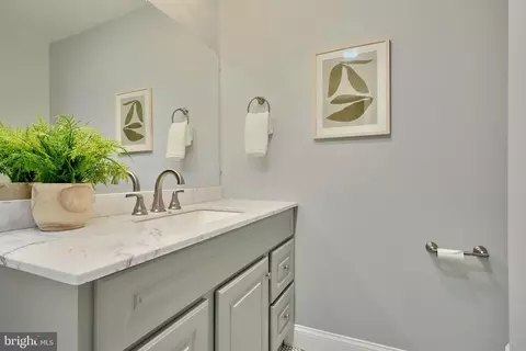 Bath - 7905 Langdon Ln, Baltimore, MD 21206 photo 4 of 7