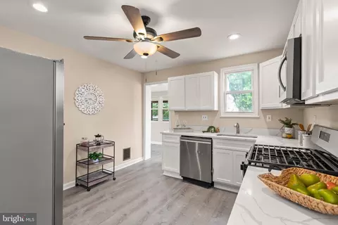 Kitchen - 401 Bayside Dr, Dundalk, MD 21222 photo 2 of 2