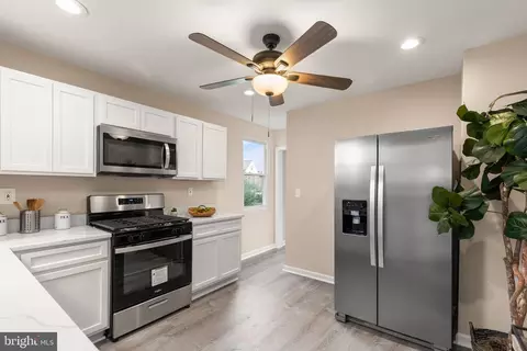 Entry Way - 401 Bayside Dr, Dundalk, MD 21222 photo 1 of 3