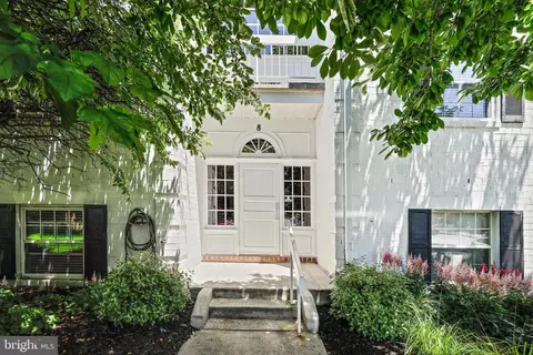 8 Gurteen Ct #302, Lutherville Timonium, MD 21093