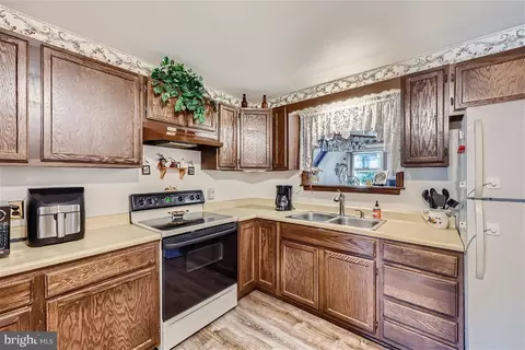 Kitchen - 6927 N River Dr, Middle River, MD 21220 photo 2 of 2