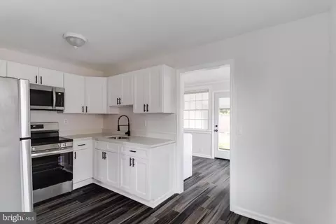 Entry Way - 8204 Longpoint Rd, Dundalk, MD 21222 photo 3 of 7