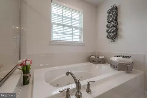 Bath - 960 Long Manor Dr, Middle River, MD 21220 photo 4 of 8