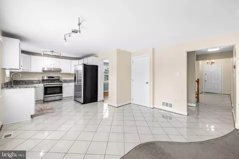 Entry Way - 9207 Kilbride, Nottingham, MD 21236 photo 2 of 4