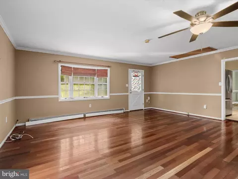 Living - 2926 Ridge Rd, Windsor Mill, MD 21244 photo 7 of 8