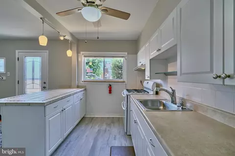 Entry Way - 1951 Ormand Rd, Dundalk, MD 21222 photo 4 of 4