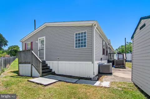 37 Cool Breeze Dr, Middle River, MD 21220 photo 2