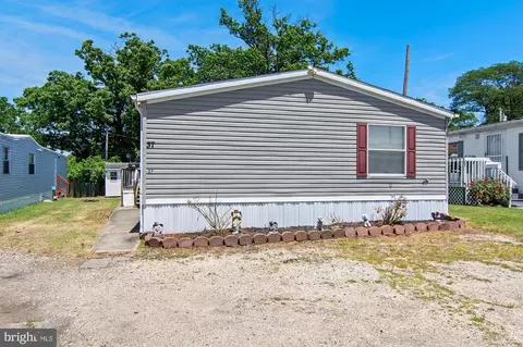 37 Cool Breeze Dr, Middle River, MD 21220 photo 3