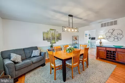 Dining - 5508 Hamilton Ave, Baltimore, MD 21206 photo 2 of 3