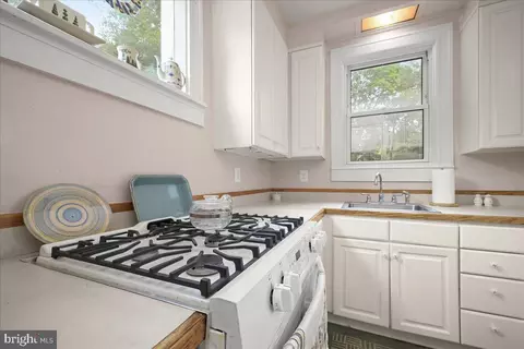 Kitchen - 6508 Beverly Rd, Idlewylde, MD 21239 photo 4 of 7