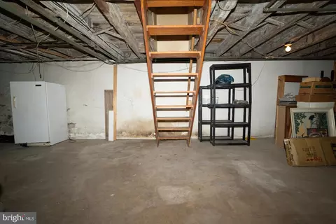 Entry Way - 916 Elm Ridge Ave, Baltimore, MD 21229 photo 5 of 5
