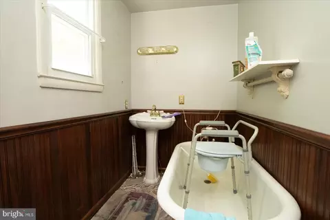 Bath - 916 Elm Ridge Ave, Baltimore, MD 21229 photo 2 of 2