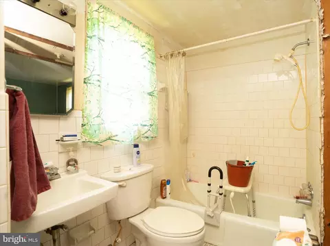 Bath - 916 Elm Ridge Ave, Baltimore, MD 21229 photo 1 of 2