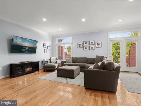 Living - 44 Taverngreen Ct, Baltimore, MD 21209 photo 2 of 4