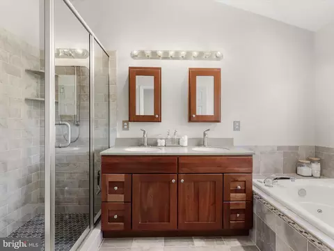Bath - 44 Taverngreen Ct, Baltimore, MD 21209 photo 2 of 6