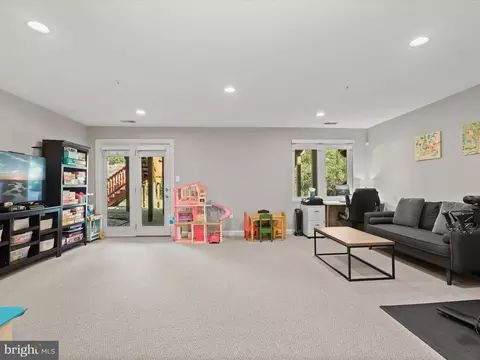 Living - 44 Taverngreen Ct, Baltimore, MD 21209 photo 3 of 4