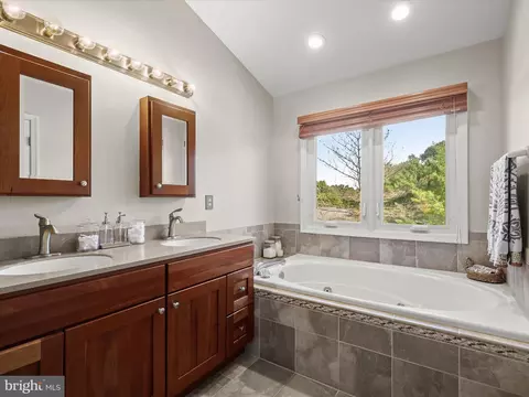 Bath - 44 Taverngreen Ct, Baltimore, MD 21209 photo 3 of 6