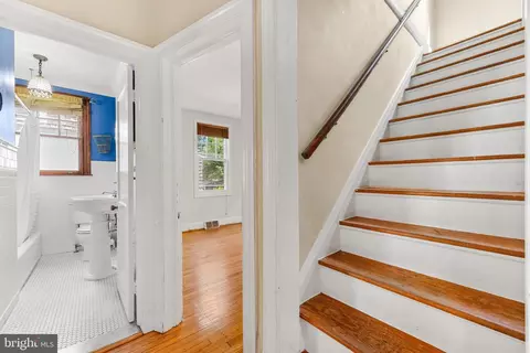 Entry Way - 723 Dunkirk Rd, Baltimore, MD 21212 photo 2 of 3