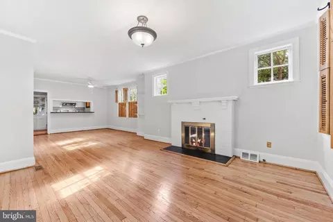 Living - 723 Dunkirk Rd, Baltimore, MD 21212 photo 3 of 4