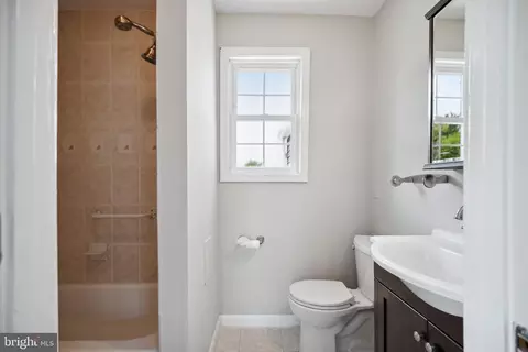 Bath - 2522 Sycamore Ave, Sparrows Point, MD 21219 photo 2 of 6
